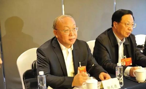 郭天康委员在全国两会建议：国家相关部委应加大支持，解决甘肃中医药产业发展遇到的政策瓶颈问题。