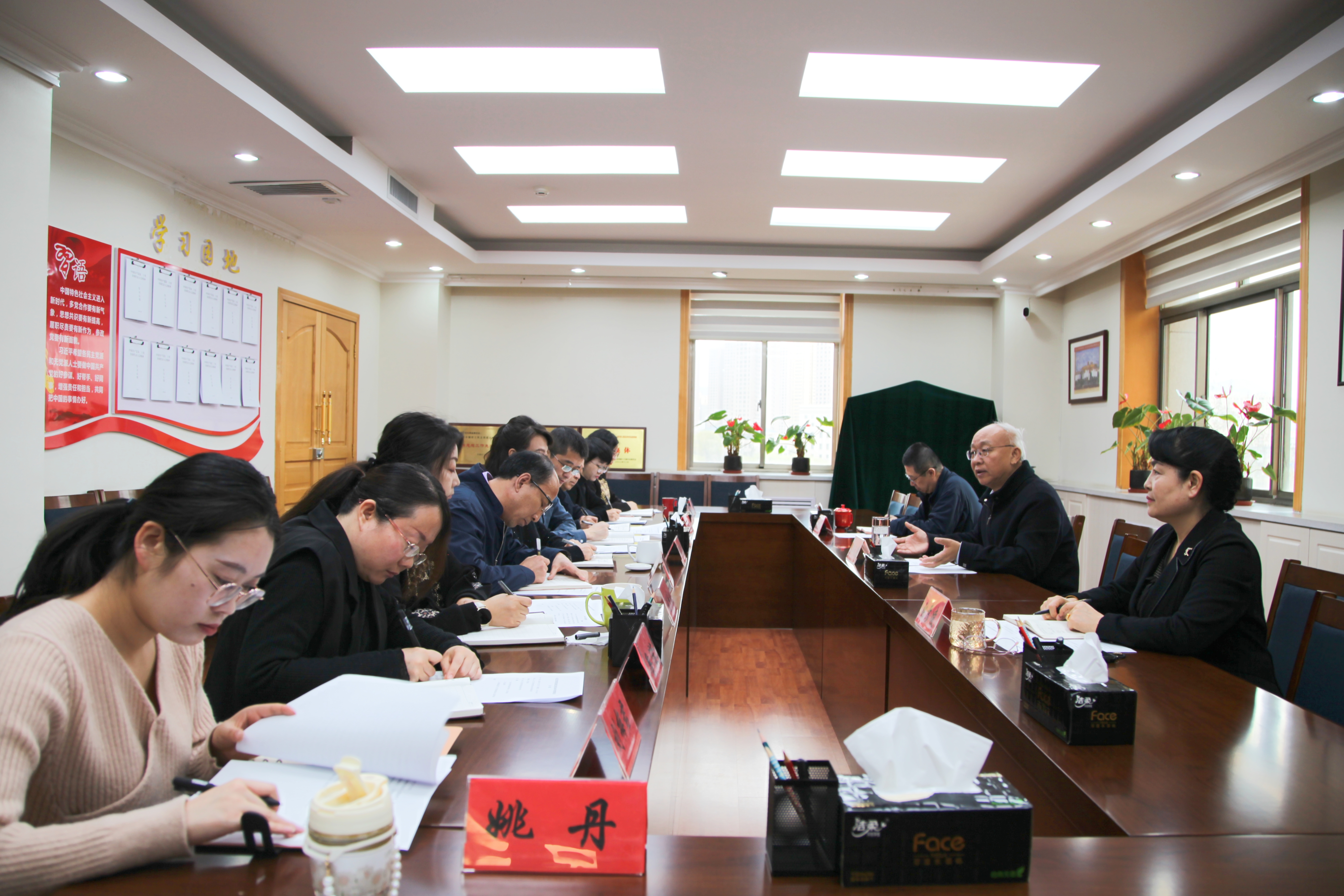 农工党甘肃省委会机关专题学习贯彻全国两会精神